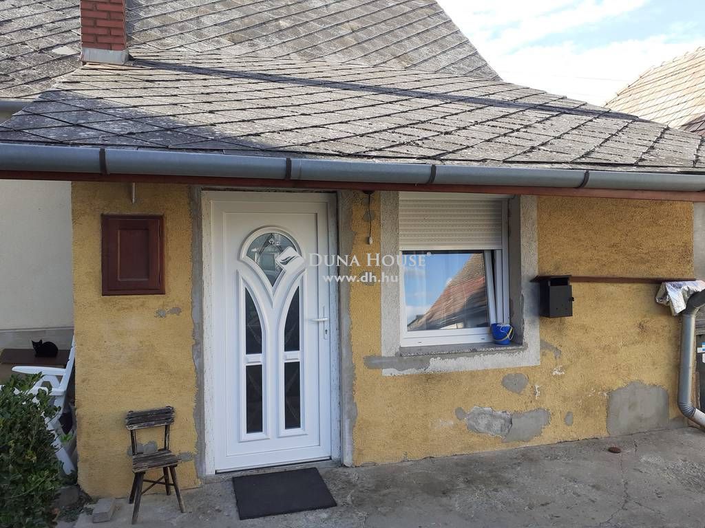 8060 Mór , Központhoz közeli sorház — 1/21