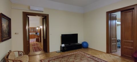 Eladó Lakás 1091 Budapest 9. kerület Klinikáknál 4 szobás lakás akár irodának/rendelőnek!