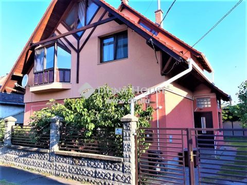 Eladó Ház, Budapest 21. kerület - Két külön lakrészes, jó állapotú családi ház csendes, aszfaltozott utcában eladó!