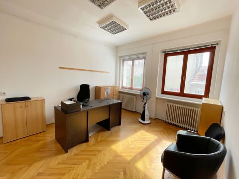 Eladó Iroda 9700 Szombathely , Uránia udvar