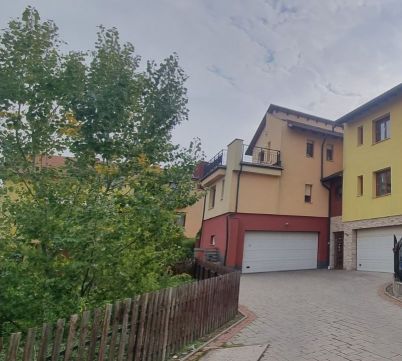 Eladó Ház 1037 Budapest 3. kerület , Csodálatos ikerházfél, önálló garázzsal, gyönyörű környezetben Budapesten
