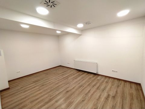 Kiadó Iroda 2241 Sülysáp Modern, hőszigetelt épületben 18,5 nm - es irodahelyiség kiadó frekventált helyen !