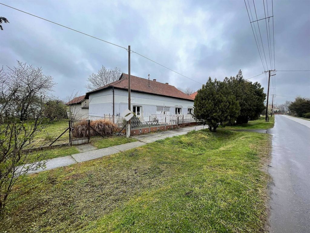 6768 Baks , AZ ÁR TARTALMAZZA  A FELÚJÍTÁST - 4 LAKÁSOS CSALÁDI HÁZ ELADÓ — 1/19