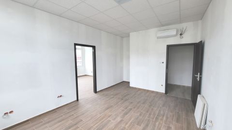 Kiadó Üzlethelyiség 2030 Érd , Központban