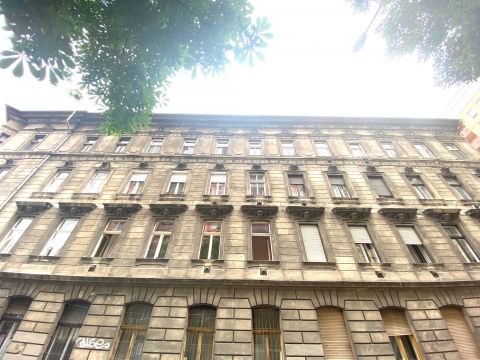Eladó Lakás 1083 Budapest 8. kerület , 4 méter magas, csendes, 2 lakássá alakítható, 72 négyzetméteres lakás eladó 50 millió alatt 