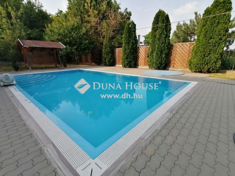 Eladó Ház, Tolna megye, Dunaföldvár - Dunaföldváron, Fő út mellett, családi ház melléképülettel, medencével eladó!