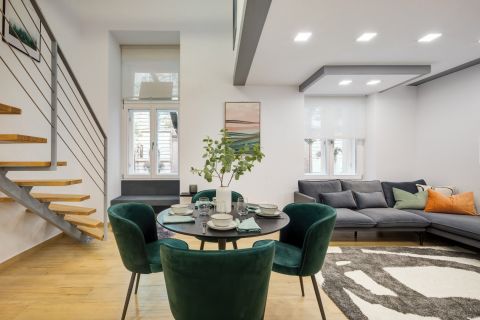 Eladó Lakás 1055 Budapest 5. kerület Falk Miksa utcában frissen felújított, duplakomfortos, belső 2 szintes lakás eladó "A"