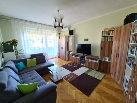 Eladó Lakás 7630 Pécs , Eladó Szép állapotú 57nm-es erkélyes lakás a Zsolnay Vilmos ucán.