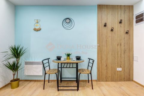 Eladó Lakás, Budapest 6. kerület - airbnb engedélyezett - belső kétszintes különleges lakás-felújított házban