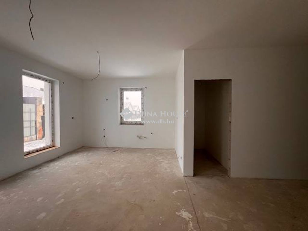 4551 Nyíregyháza , Orosi útból nyíló utcában — 1/9