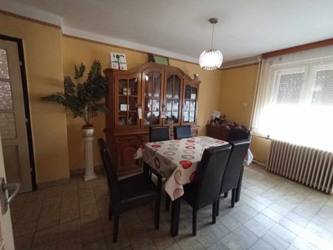 Eladó Ház 6230 Soltvadkert , Csendes utca - 2 szintes családi ház, vállalkozásra alkalmas melléképületekkel 