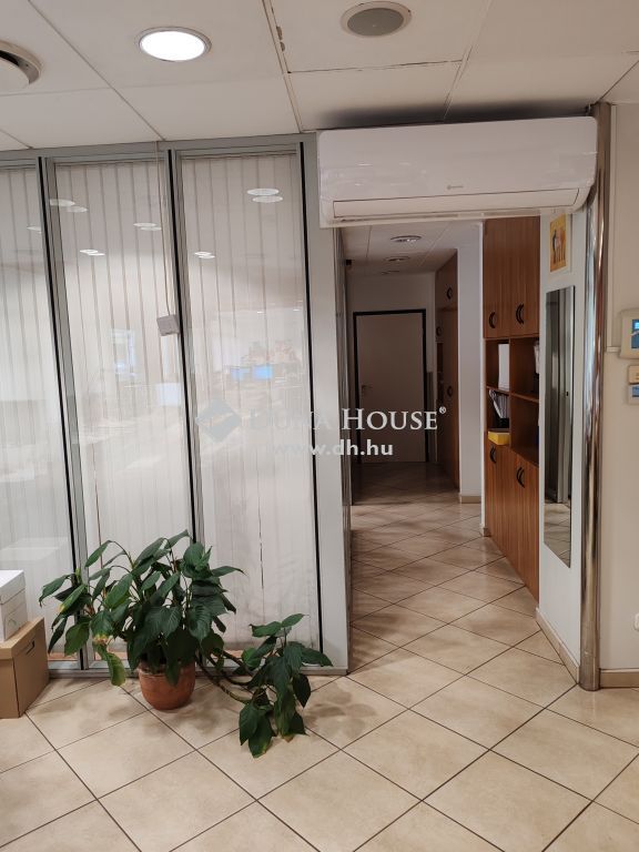 6000 Kecskemét , Belvárosi földszinti Prémium üzlethelyiség eladó — 1/3