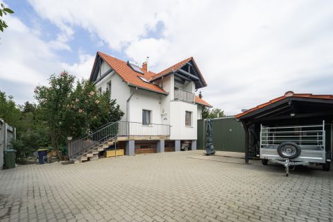 Eladó Ház 1031 Budapest 3. kerület Aranyhegy sík részén kétgenerációs családi ház nagy udvarral