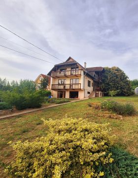 Eladó Ház 2100 Gödöllő , Frekventált helyen, különleges ingatlanajánlat! 2 ház páratlan lehetőség, szép 3784nm-es telken!