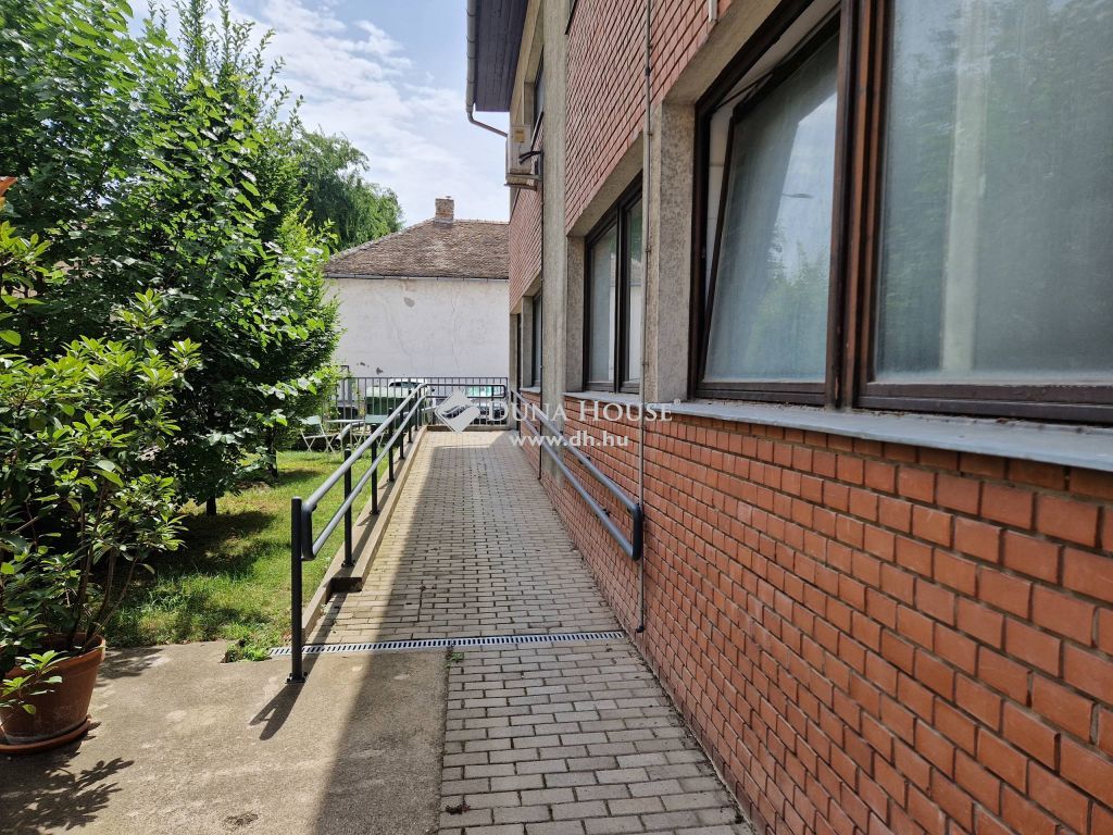 6000 Kecskemét , Belvárosi 3 szintes 430 nm-es irodaház kiadó. — 1/28