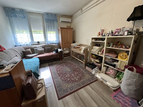 Eladó Lakás 1105 Budapest 10. kerület , Parkosított zárt részen, két külön nyíló szobás, klímás társas házi lakás eladó!