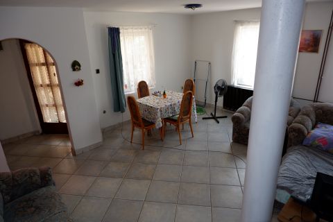 Eladó Ház 8095 Pákozd , Bolthoz, buszmegállóhoz közel, saroktelken.
