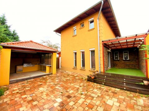 Eladó Ház 2336 Dunavarsány Azonnal birtokba vehető, igényes ikerház, térkövezett udvarral!