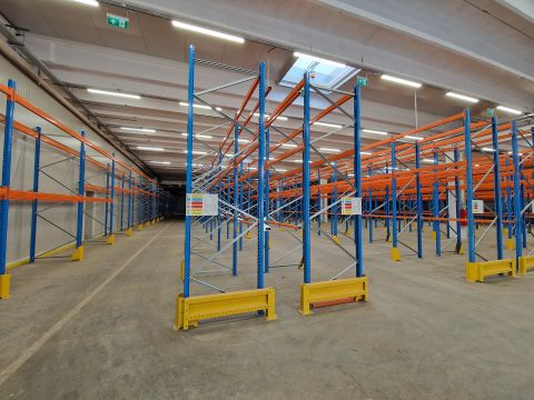 Kiadó Ipari 6000 Kecskemét Kiadó 2300nm-es csarnok, 5,3m belmagasság, 2000 rakathelyes polcrendszerrel