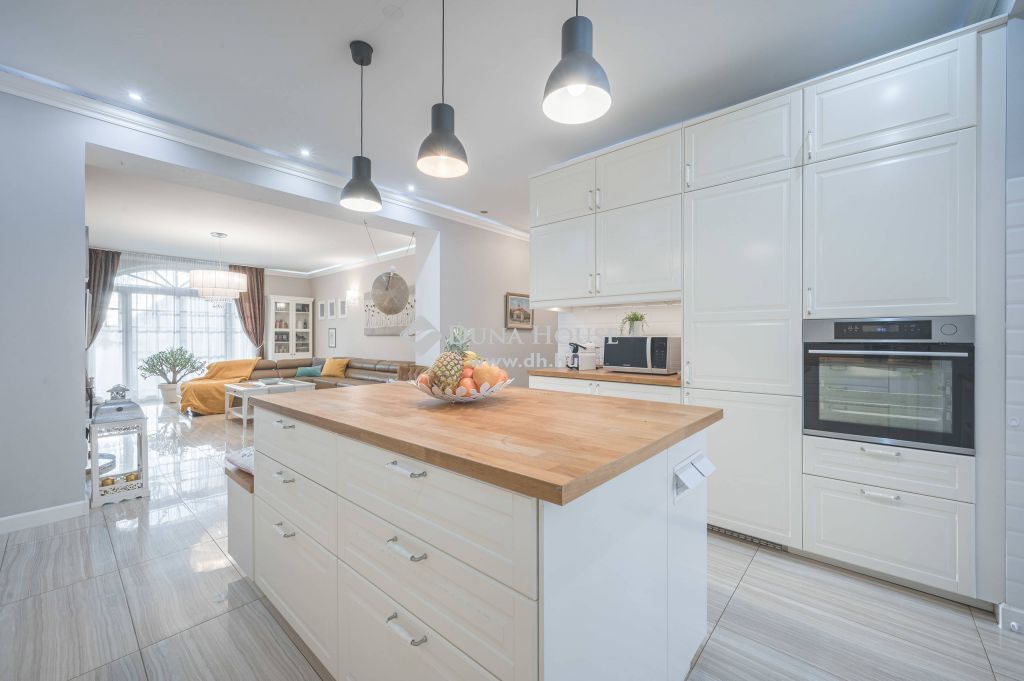 6050 Lajosmizse , Prémium anyagokkal, és minőségben felújított villa eladó Lajosmizsén. — 1/27