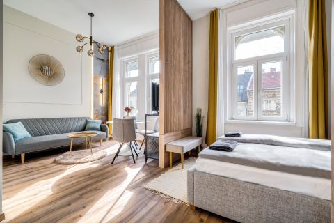 Eladó Lakás 1067 Budapest 6. kerület OKTOGONNÁL - 3 apartmanná osztott, erkélyes, napos !