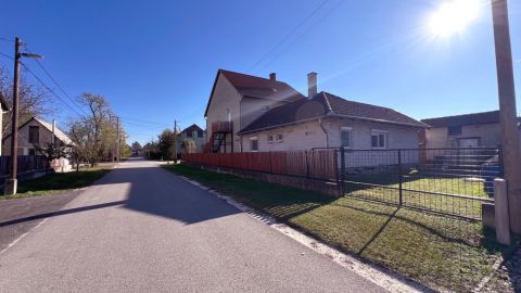 Eladó Ház 2213 Monorierdő , Monorierdő csökkentett forgalmú részén, 8 szobás, 554 m2 telken 