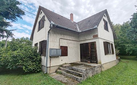 Eladó Ház 8840 Csurgó , Csurgó mellékutcájában emeletes, kertes családi ház eladó most kedvező áron!