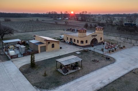 Eladó Vendéglátás 6085 Fülöpszállás ELADÓ fiatal építésű BORHÁZ-Rendezvényház szőlővel-földterülettel!