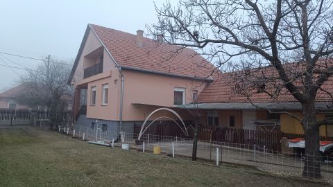 Eladó Ház 2254 Szentmártonkáta , Szentmártonkáta Coop előtt
