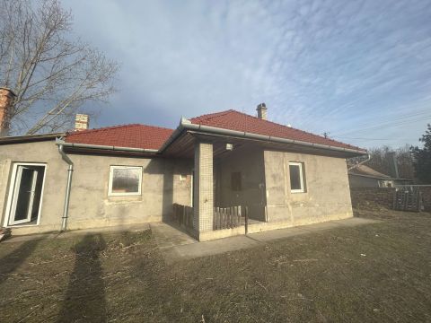 Eladó Ház 2713 Csemő 