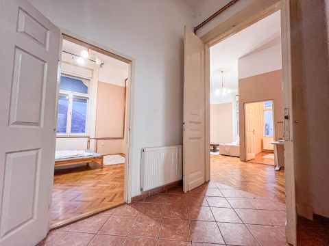 Eladó Lakás 1072 Budapest 7. kerület A Blaha Lujza tértől 3 percre, nagypolgári lakás cirkófűtéssel, 3.7 méter belmagassággal 