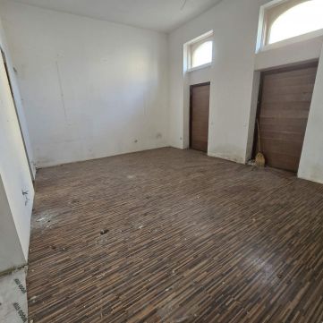 Kiadó Üzlethelyiség 6100 Kiskunfélegyháza KIADÓ 100 nm-es GALÉRIÁZHATÓ ÜZLET FÉLEGYHÁZA FORGALMAS UTCÁJÁBAN!