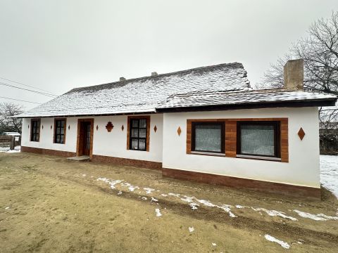 Eladó Ház 7224 Dúzs , csendes utcájában 85 m2-es családiház garázzsal eladó.