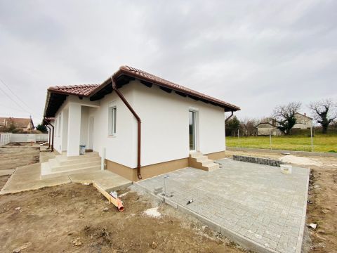 Eladó Ház 2200 Monor Újépítésű ikerházfél, tároló kapcsolatos, 3 gyerekre csok képes, kb 300 nm-es telekkel!