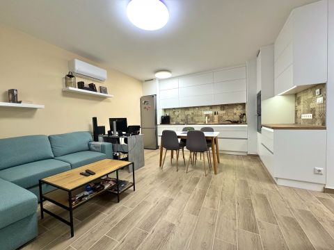 Eladó Lakás 1097 Budapest 9. kerület Magas emeleti, másfél szobás, újszerű - teljes berendezéssel