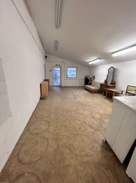 Kiadó Ipari 8200 Veszprém , kereskedelmi udvar