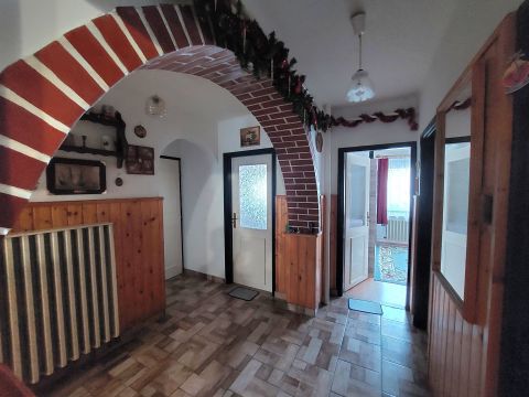 Eladó Ház 8085 Vértesboglár 177 m2- es 3 szintes, 5 szobás családi ház a központban