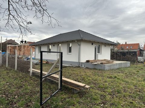 Eladó Ház 2339 Majosháza , Csendes utcában