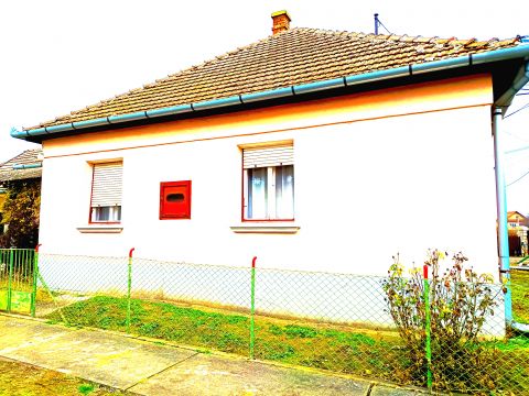 Eladó Ház 2711 Tápiószentmárton , Tápiószentmárton Posta közelében 3 szobás 90 nm-es ház eladó