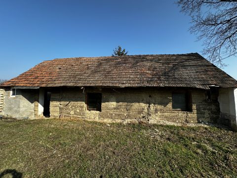 Eladó Telek 7099 Felsőnyék körbekerített telek, ajándék házzal.