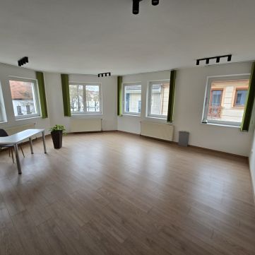 Kiadó Iroda 6000 Kecskemét 
