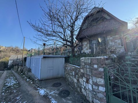 Eladó Telek 7621 Pécs , Makáron eladó panorámás telek, kis házzal. 