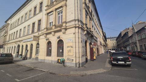 Kiadó Vendéglátás 1081 Budapest 8. kerület II. János Pál pápa téren étterem kiadó
