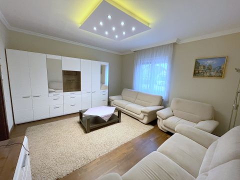 Kiadó Ház 6000 Kecskemét , Nappali + 5 szobás bútorozott családi ház, dupla garázzsal