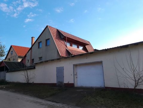 Eladó Ház 2131 Göd Göd központi részén autószerelő műhely, telephely, ház