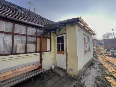 Eladó Ház 8431 Bakonyszentlászló , Felújítandó, tégla ház a Bakonyban eladó