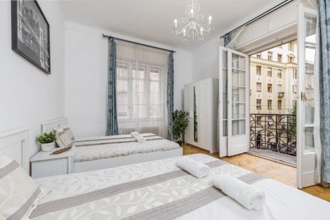 Eladó Lakás 1077 Budapest 7. kerület , Nagy Diófa utcára néző - ERKÉLYES - sarok lakás 