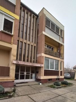 Eladó Lakás 7100 Szekszárd 1 emeleti felújítandó téglalakás garázzsal 