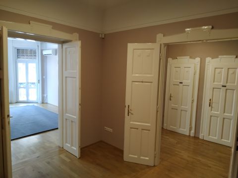Eladó Lakás 1023 Budapest 2. kerület Ú J L A K  -   A Duna part mellett 4 szobás erkélyes lakás