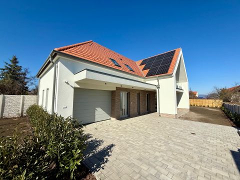 Eladó Ház 8200 Veszprém Minőségi kivitelezésű családi ház a várnegyedben
